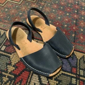 Navy blue pon avarcas sandals